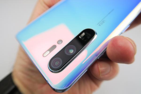 Huawei P30 Pro: Design ideal, culori psihedelice, destul de comod