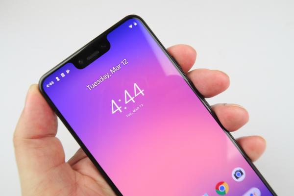 Google Pixel 3 XL: Display P-OLED luminos, cu breton urât
