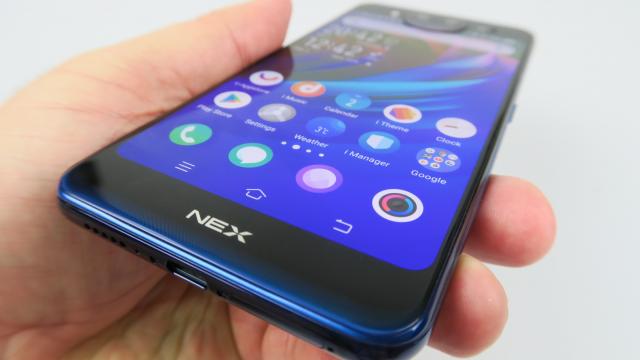 <b>Vivo NEX Dual Display: Baterie de top 15, excelentă mai ales pentru playback video</b>Cu o baterie de 3500 mAh la bord te-ai putea îngrijora că Vivo NEX Dual Display nu va avea destulă energie pentru a pune în mişcare două ecrane. Din fericire ele nu sunt active simultan, altfel era de rău. Sau nu chiar, având în vedere că bateria e..