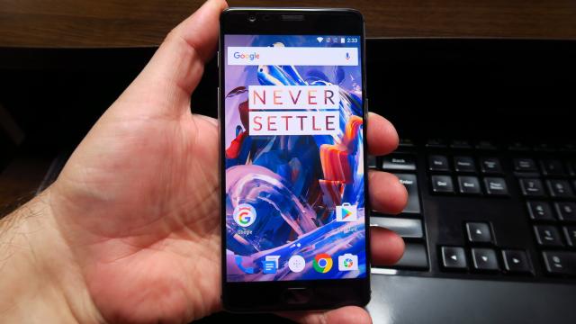 <b>OnePlus 3/ 3T primesc actualizarea la Android 9.0 Pie, deşi sunt telefoane din 2016</b>OnePlus continua să îşi ţină fanii aproape, oferind actualizări chiar şi pentru telefoane care teoretic nu trebuie musai acoperite de cel mai nou software. Astfel, aflăm că OnePlus 3 şi OnePlus 3T au primit actualizarea la Android 9.0 Pie sub formă de..