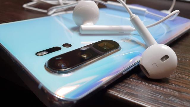 <b>Huawei P30 Pro: Acustică bunicică pentru un singur difuzor</b>Huawei P30 Pro nu ne poate propune difuzoare stereo. Asta pentru că difuzorul pentru convorbiri este integrat în ecran, deci sare din schema la aportul muzical. Aşa că ne mulţumim cu un singur difuzor pentru muzică, cel de jos.