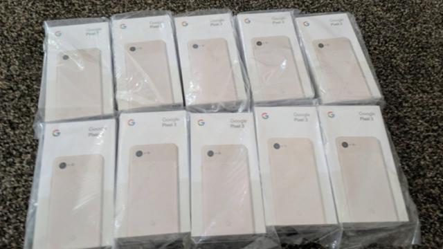 <b>Cineva a primit 10 telefoane Pixel 3 roz din greşeală după ce şi-a returnat telefonul Pixel stricat spre Google</b>Telefoanele din seria Google Pixel au cunoscut reduceri în ultima vreme, cel puţin în State, dar există şi cumpărători nemulţumiţi. Unul dintre ei şi-a publicat povestea pe Reddit şi e cu siguranţă una trăznită. Posesorul de telefon Pixel 3 