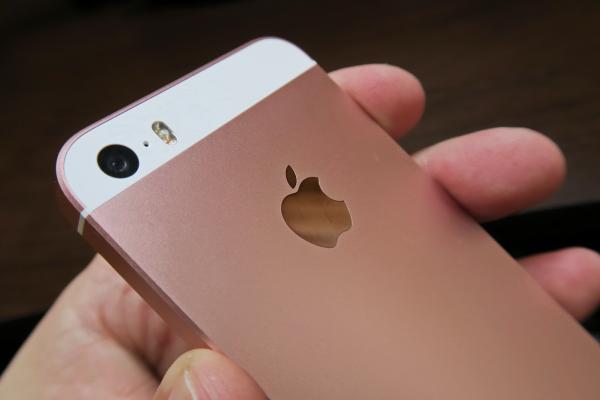 iPhone SE: Design familiar, mic şi practic