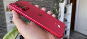 Motorola Moto G84 5G: Design Viva Magenta, cu piele şi corp skinny