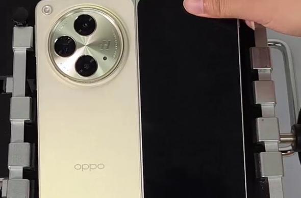 OPPO Find N3 - Fotografii hands-on (Leak): F8TU5FDWoAATXwq.jpg