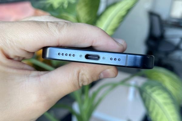 Apple iPhone 15 Pro: Acustica delimitează foarte bine frecvenţele