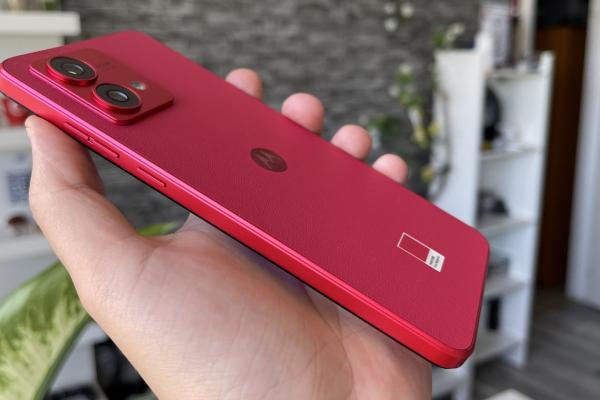 Motorola Moto G84 5G: Design Viva Magenta, cu piele şi corp skinny