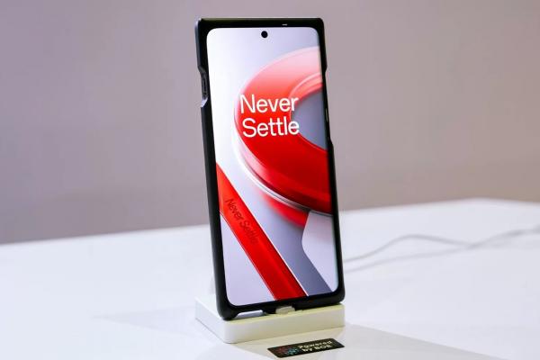 OnePlus 12 apare în fotografii hands-on, cu ecran BOE X1 ce atinge o luminozitate de top