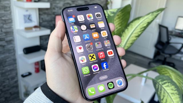 <b>Apple iPhone 15 Pro: Benchmark-urile arată bine, dar supraîncălzirea e reală</b>Apple iPhone 15 Pro adopta un procesor Apple A17 Pro, primul CPU de 3 nanometri de pe piaţa smartphone. Este un chipset hexa core, cu GPU 6 core cu ray tracing. Are 19 miliarde de tranzistori şi un ISP (partea care se ocupă cu procesarea foto)