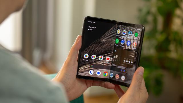 <b>Preț și disponibilitate Google Pixel Fold în România</b>Google Pixel Fold este prima încercare de pliabil a celor de la Google, un model diferit de ce livrează Galaxy Fold5, asta prin prisma formatului mai aproape de un carnețel și cu un ecran extern mai lat. Îl găsim la vânzare pe plan local