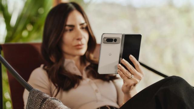 <b>Turul Magazinelor #1340: Google Pixel Fold în România, soundbar-uri şi boxe JBL de party la reducere, Galaxy S23 sub 3500 lei</b>Pentru că s-a făcut frig afară, va începe sezonul petrecerilor de apartament. Să fim sinceri, dacă eşti sărit de 30 de ani parcă e mai tentantă o adunare de prieteni între 4 pereţi decât o ieşire în club sau pub. Uite aşa am ajuns să includem o colecţie