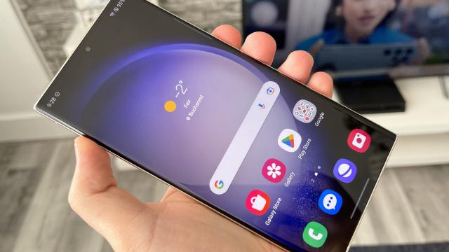 <b>Toate modelele din seria Samsung Galaxy S24 vor avea display-uri LTPO cu luminozitate de top</b>Pe zi ce trece aflăm noi și noi detalii despre seria de telefoane Galaxy S24, pe care Samsung plănuiește să o lanseze oficial chiar în prima lună din 2024. Am descoperit informații despre camere și procesoare, iar acum ajung la noi detalii 