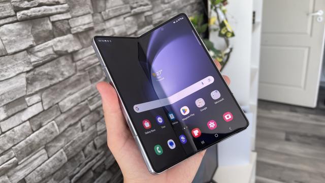 <b>Turul Magazinelor #1341: Samsung Galaxy Z Fold 5 sub 6800 lei, Galaxy S23 FE în România, microfon streaming la reducere</b>Chiar dacă e miercuri, miroase mai puternic ca oricând a final de săptămână. Finalul de săptămână va aduce shopping, doar că străzile sunt blocate, se fac lucrări, e multă lume în trafic şi mai bine comanzi acasă ce ai nevoie. În acest Tur al Magazinelor