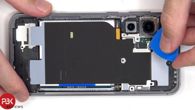 <b>Samsung Galaxy S23 FE disecat în faţa camerei: adeziv, uşurinţă de reparare, componente (Video)</b>Samsung Galaxy S23 FE a apărut în acelaşi timp prea devreme şi prea târziu în acest an, reprezentând un telefon al cărei nisa nu e uşor de identificat. Mai ales dacă îl găsim pe la 4000 de lei. Până să îi facem review, cei de pe PBKreviews 