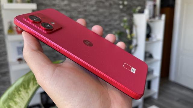 <b>Motorola Moto G84 5G: Design Viva Magenta, cu piele şi corp skinny</b>Motorola Moto G84 5G adoptă un design silfid, încât te întrebi cum a încăput o baterie de 5000 mAh la interior. Are 7.6 mm în talie şi 166 de grame. Vine cu sticlă în faţă, o rama din plastic, spate acoperit cu imitaţie de piele. Pielea eco e granulară