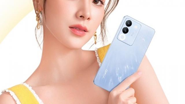 <b>vivo V29e sosește la nivel global, însă designul și specificațiile sunt complet schimbate față de varianta comercializată în India</b>E posibil să vă amintiți de vivo V29e, un model ce debuta în India în urmă cu ceva timp și aducea un design ce ieșea în evidență. El adopta un aspect artistic, feminin, a primit chiar o variantă din sticlă care îsi poate schimba culoarea în funcție