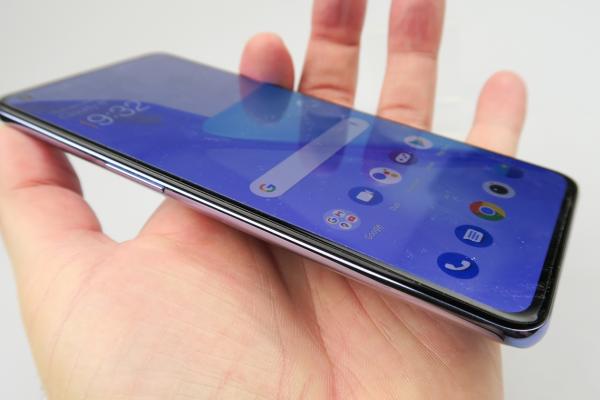 OnePlus 9: Display excelent, luminozitate stelară