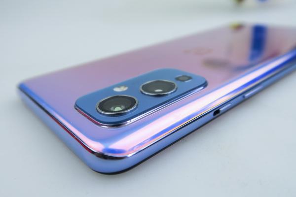 OnePlus 9: Design familiar, nuanţa liliachie romantică, construcţie solidă
