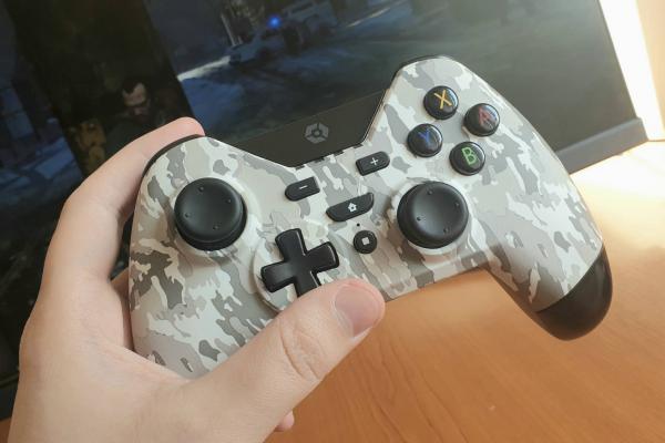 Prezentare Gioteck WX-4: Controller wireless accesibil pentru PC, PS3 și Nintendo Switch, în variantă camo