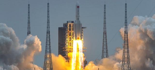 Miezul rachetei chineze scăpate de sub control ar urma să se prăbușească în această seară! Iată un video live prin care îi putem urmări traiectoria