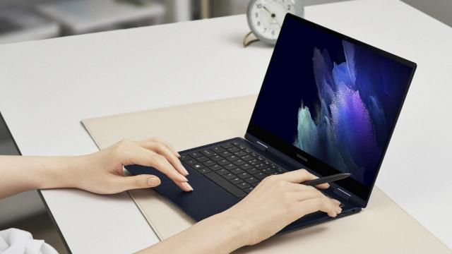 <b>Samsung prezintă 4 noi laptopuri Galaxy Book: modele cu placă grafică RTX 3050, pentru productivitate şi gaming</b>Evenimentul Samsung Unpacked de azi a promis că "ne va aduce cel mai puternic terminal Galaxy". Era vorba despre un laptop, dar evenimentul a fost mai amplu decât ne aşteptam, sosind un total de 4 noi laptopuri: Samsung Galaxy Book Pro