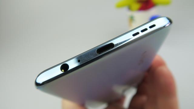 <b>Vivo Y70: Conectivitate stabilă, porturi şi standarde la zi</b>La capitolul conectivitate va spune că Vivo Y70 este un telefon dual SIM, cu slot microSD dedicat şi separat de cele două nano SIM-uri. Are suport 4G LTE, jack audio, dar şi WiFi dual band, plus Bluetooth 5.0 şi jos găsim un port USB-C 2.0. Dispune şi de