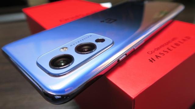 <b>OnePlus 9 review detaliat în limba română (Evaluare Mobilissimo)</b>OnePlus 9 Pro a primit deja recenzia noastră, dovedindu-se un telefon foarte capabil, în special la captura ultrawide şi la filmare. Acum a venit momentul să vedem ce poate secundul său, care nu trebuie neglijat, pentru că altfel... ce ar fi Căpitanul..