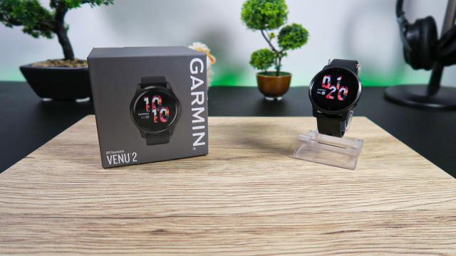<b>Prezentare Garmin Venu 2 - Smartwatch arătos cu ecran AMOLED, autonomie generoasă, GPS și suport pentru plata contactless</b>Garmin a anunțat spre sfârșitul lunii aprilie noua serie de smartwatch-uri Venu 2. Din această serie fac parte modelele Garmin Venu 2 și Venu 2s. Cele două purtabile au ajuns recent și pe masa mea de teste sau mai bine zis, la încheietura mea