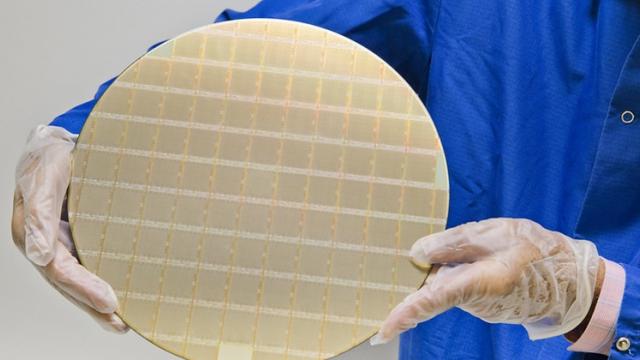 <b>IBM a dezvăluit un cipset bazat pe un proces de fabricație de 2nm; Autonomia smartphone-urilor ar urma să fie îmbunătățită cu 400%</b>Cea mai avansată tehnologie în materie de semiconductori în acest moment o reprezintă procesul de 5nm. Multe smartphone-uri au la bord astfel de procesoare, bazate pe un proces de 5nm. După cum vă anunțam în trecut, multe companii încearcă să ajungă