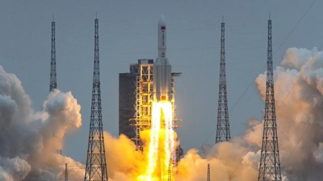 <b>Miezul rachetei chineze scăpate de sub control ar urma să se prăbușească în această seară! Iată un video live prin care îi putem urmări traiectoria</b>Nici în 2021 nu scăpăm de surprize neplăcute. În plină criză semiconductor și după ce canalul Suez a fost blocat de o navă uriașă, o rachetă chineză a scăpat de sub control și urmează să reintre în atmosferă, Pentagonul și autoritățile fiind îngrijorate