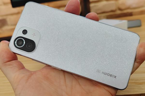 Unboxing Xiaomi 11 Lite 5G NE: telefon midrange compact şi tineresc, cu procesor nou (Video)