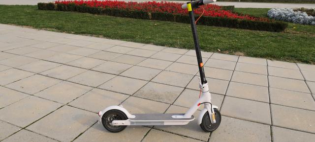 Prezentare Xiaomi Mi Electric Scooter 3 - Trotinetă electrică de oraș, cu o construcție robustă și ușor de folosit