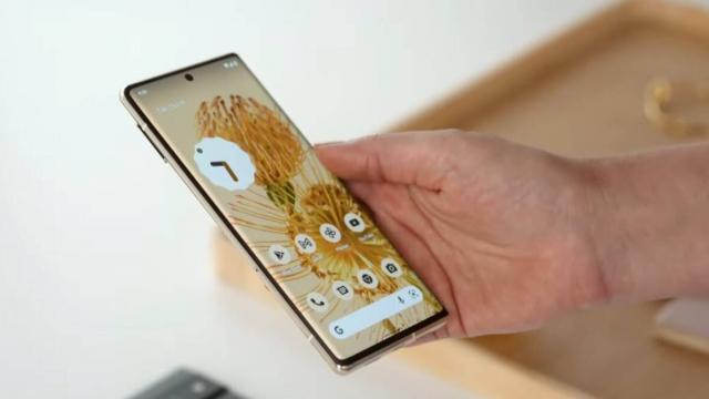 <b>Pixel 6 are probleme noi: bug Google Assistant şi cititor de amprente lent</b>După două săptămâni de buguri ale lui Google Pixel 6 legate de ecrane, iată că azi descoperim şi unele noi. Săptămâna trecută aflăm că telefoanele se încarcă prea lent, iar acum descoperim neajunsuri la nivel de Google Assistant 