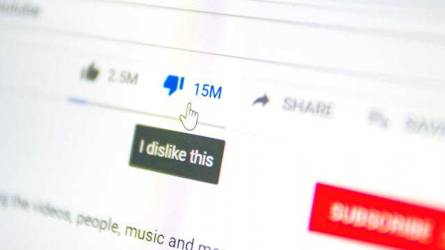 <b>YouTube nu va mai afişa dislike-urile clipurilor de pe platformă sa; Iată de ce</b>YouTube încearcă să elimine un element de negativitate de pe platformă să şi anunţă că nu va mai afişa dislike-urile de la clipurile de pe platformă. În plus vrea să reducă şi "atacurile asupra creatorilor", care se petrec uneori printr-un val