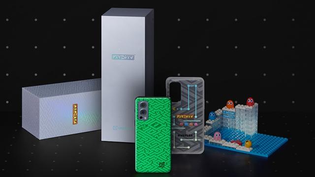 <b>OnePlus Nord 2 × PAC-MAN Edition este lansat oficial; Are un spate care strălucește în întuneric</b>După ce săptămâna trecută OnePlus confirma lansarea unui smartphone ediție specială PAC-MAN, iată că astăzi vine și lansarea propriu-zisă cu toate detaliile despre telefon făcute publice. Este vorba despre OnePlus Nord 