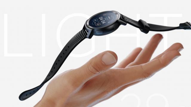 <b>Motorola Moto Watch 100 este oficial; Un smartwatch cu autonomie mare, ecran LCD și monitorizare SpO2</b>După multe leak-uri înregistrate în ultimele săptămâni iată că astăzi smartwatch-ul Motorola Moto Watch 100 devine oficial. Un detaliu pe care trebuie să îl știți din start este acela că în cazul de față avem un Lite OS, semn că nu primim 