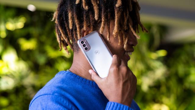 <b>Motorola anunță lansarea lui Moto G41, telefon cu baterie de 5000 mAh și cameră foto cu OIS</b>Seria Moto G a fost actualizată astăzi, iar printre noile modele disponibile îl avem și pe Motorola Moto G41 care se remacă printr-o cameră foto mai bună și încărcare mai rapidă dacă îl comparăm cu G31. Ce ne rezervă mai 