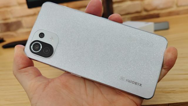<b>Unboxing Xiaomi 11 Lite 5G NE: telefon midrange compact şi tineresc, cu procesor nou (Video)</b>Colecţia de toamna Xiaomi din seria 11 a inclus modelele Xiaomi 11T şi 11T Pro, deja testate de noi, cu ale lor camere de 108 MP impresionante, iar odată cu ele a sosit pe plan local şi Xiaomi 11 Lite 5G NE. El este o reîncarnare