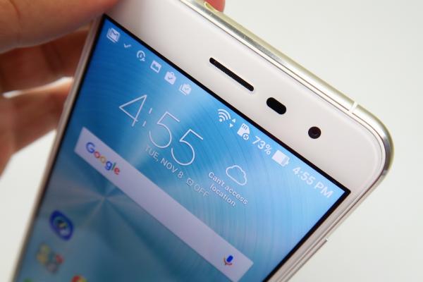 ASUS ZenFone 3 ZE552KL: Design premium, ceva mai greu de îmblânzit decât modelul de 5.2 inch