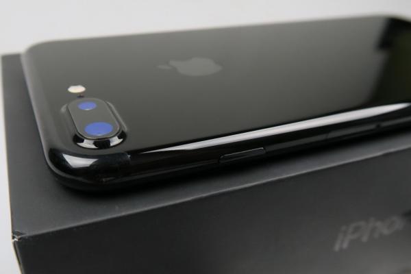 iPhone 7 Plus Unboxing (Jet Black, 128 GB): primul telefon cu cameră duală de la Apple face o impresie bună prin nuanţa sa unică (Video)