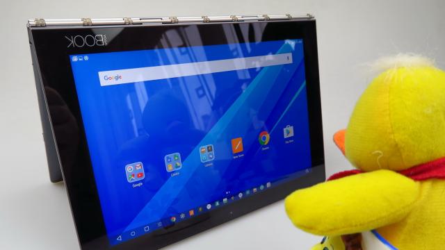 <b>Lenovo Yoga Book: Display bine calibrat la culori, dar nu foarte luminos</b>Lenovo Yoga Book e mai degrabă o tabletă de folosit la interiorul unor clădiri de birouri, în casă, la facultate sau la muncă, decât în aer liber la picnic. O confirmă şi display-ul sau, mai bine zis luminozitatea sa. Avem de-a face cu un panou IPS LCD..