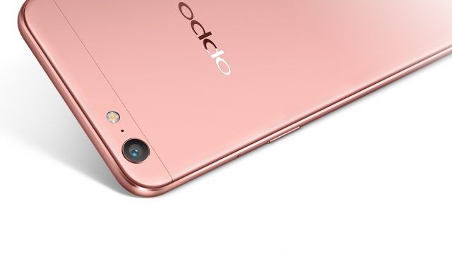 <b>Oppo A57 este lansat oficial; smartphone cu senzor selfie de 13 megapixeli și 3 GB RAM</b>Chinezii de la Oppo continuă seria de lansări pe sfârșit de 2016, cel mai nou model din portofoliu fiind Oppo A57 - terminal proaspăt anunțat. Acesta se vrea a fi un soi de selfie phone și asta datorită senzorului său frontal de 13 megapixeli pe care îl 