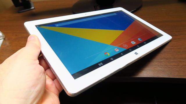 <b>Teclast TBook 16 Pro: Display în acelaşi registru cu precedenta tabletă Teclast testată</b>După un Teclast X98 Plus II care stabilea recorduri negative la capitolul "luminozitate a unui display de tableta" aveam aşteptări oarecum pozitive de la acest model. Teclast TBook 16 Pro vine cu un panou IPS LCD de 11.6 inch, cu rezoluţie Full HD şi..