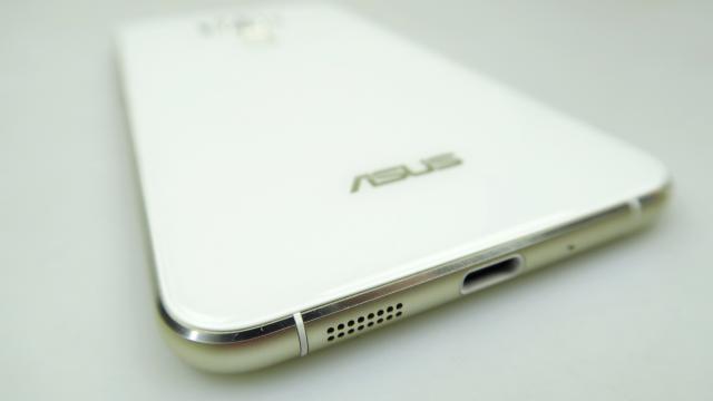 <b>ASUS ZenFone 3 ZE552KL: Baterie de top 10, peste Galaxy S7 Edge</b>ASUS ZenFone 3 ZE552KL provoacă definiţia de "flagship", fiind pe hârtie un upper midranger, dar care la capitolul baterie cel puţin bate cu biciul nu cu palma o serie de flagship-uri considerate monştri sacri în acest an. Primim o unitate Li-Ion de 3000