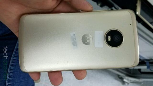 <b>Motorola Moto X (2017) apare în fotografii reale; design-ul nu pare a fi un punct forte</b>Iată că după acea fotografie care ne prezenta carcasa metalică destinată smartphone-ului Motorola Moto X (2017), vedem acum și fotografii cu dispozitivul asamblat. Din păcate trebuie să spunem că acest design pe care îl vedem aici nu este deloc unul 