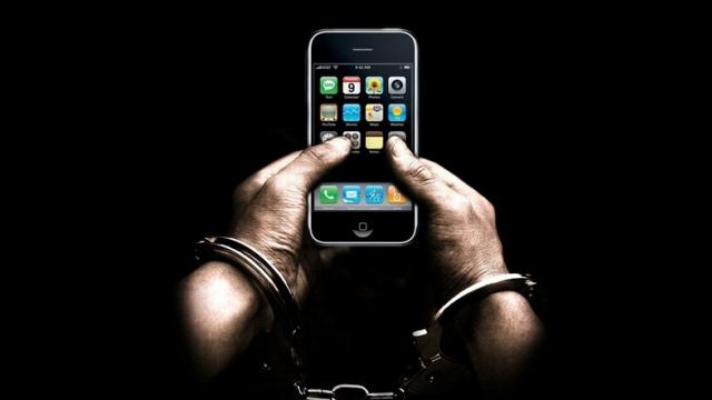 <b>Furt de mii de iPhone-uri la Foxconn! Unul dintre directorii firmei a furat 5700 de bucăți</b>Cine se gândea că cineva plănuiește să fure iPhone-uri direct din fabrica unde acestea sunt produse? Ei bine, acest lucru chiar s-a întâmplat și hoțul este chiar unul dintre directorii companiei Foxconn care a băgat în buzunar nici mai mult nici mai puțin