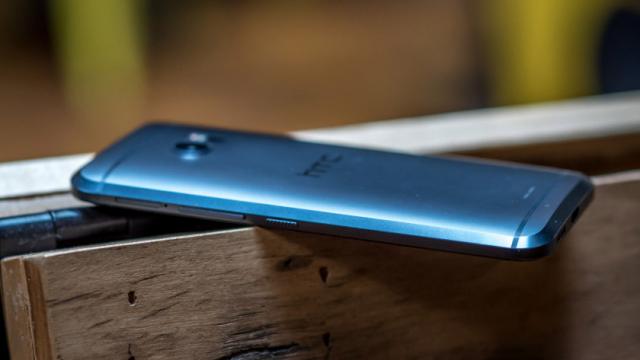 <b>HTC 10 primeşte actualizarea la Android Nougat, iar producătorul său pune la dispoziţie pachetul software oficial</b>Multe companii s-au mobilizat în ultima săptămână, oferind actualizarea la Android 7.0 Nougat pe terminalele lor (sau promisiuni de actualizare în curând), fie că e vorba de Huawei, Samsung sau Sony. HTC se alătura listei, trecând la Android 7.0 Nougat..