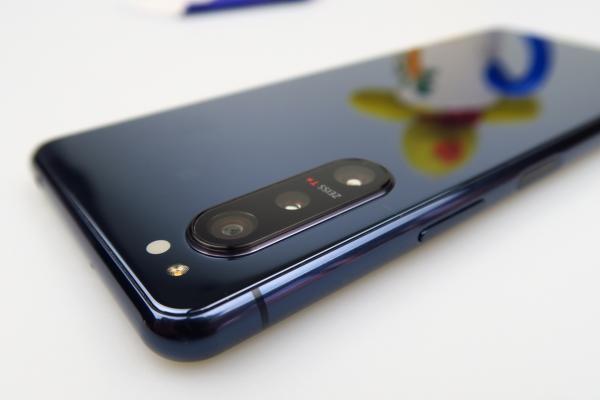 Sony Xperia 5 II: Design marcat de încăpăţânarea japoneză, îngust şi compact