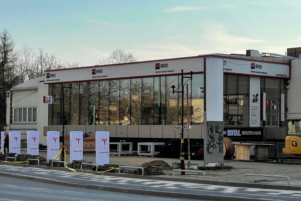 Tesla deschide prima stație de încărcare din România la Timișoara; Lucrările Supercharger station sunt aproape finalizate (video)