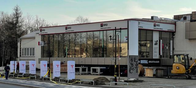 Tesla deschide prima stație de încărcare din România la Timișoara; Lucrările Supercharger station sunt aproape finalizate (video)